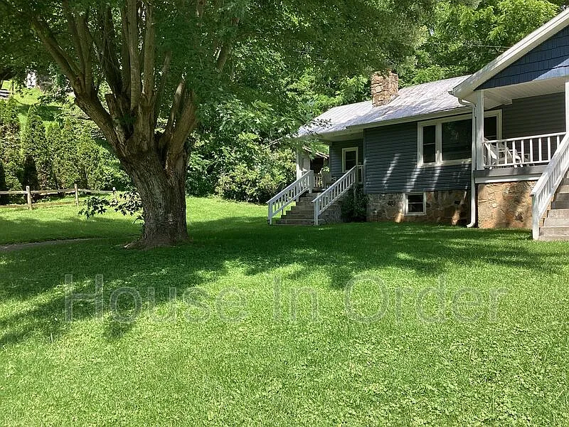 3 bed, 1.0 bath, 1104 sqft, $1,695 — Photo 2
