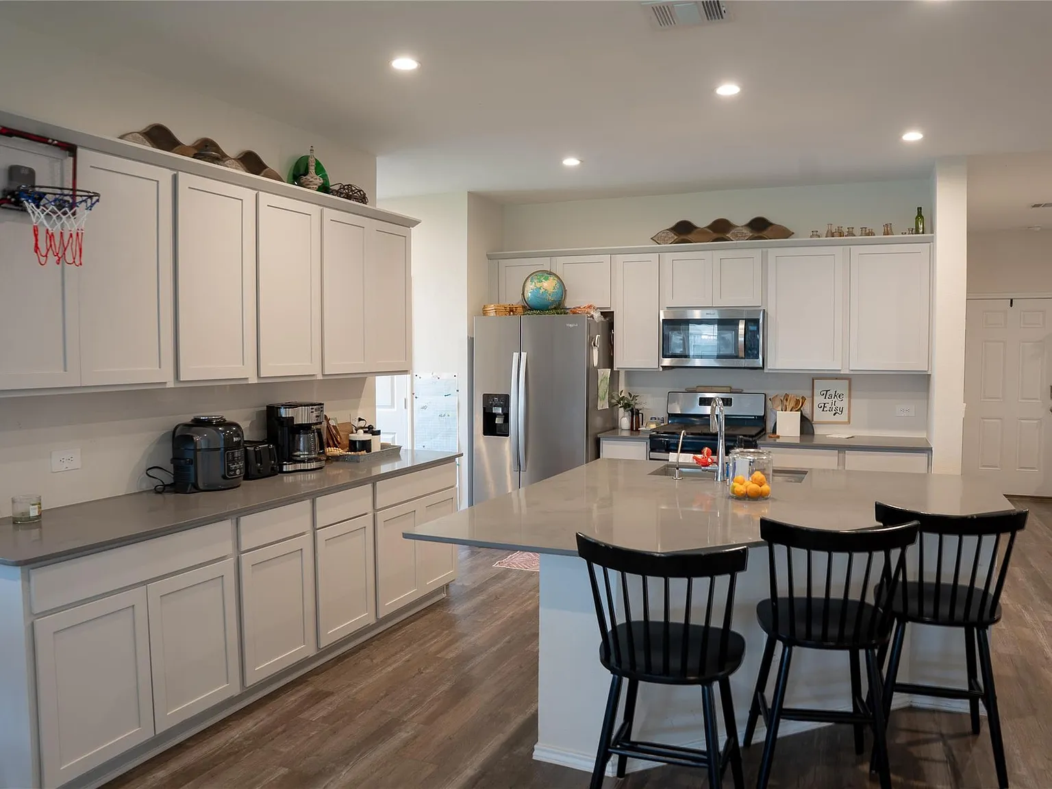4 bed, 2.0 bath, 2013 sqft, $2,600 — Photo 2