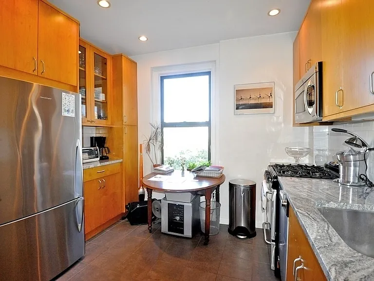 295 W 11th St #6H — Photo 4