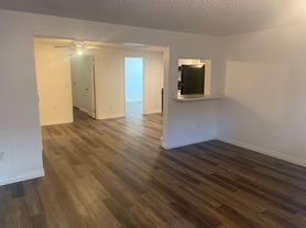 1907 W Broadway Ave, 2