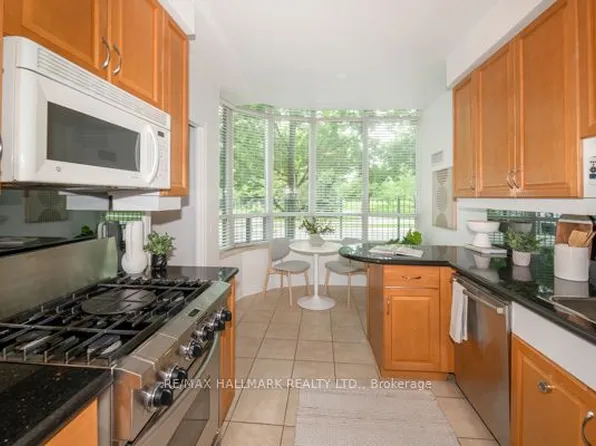 9 Boardwalk Dr S #117, Toronto, ON M4L 6T1
