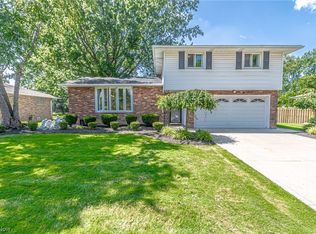 5690 Cascade Dr, Seven Hills, OH