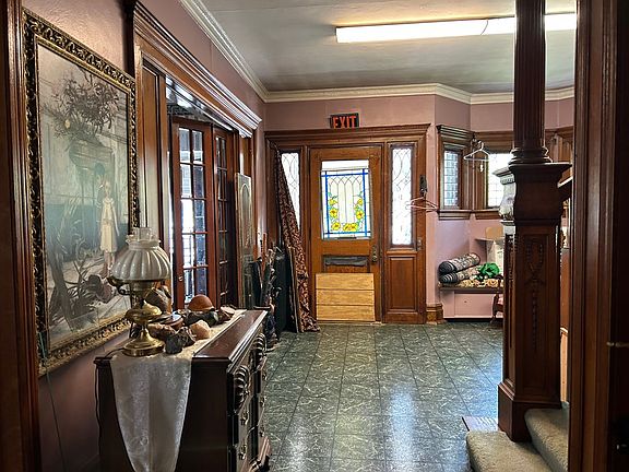 5th image of 406 W 1st St