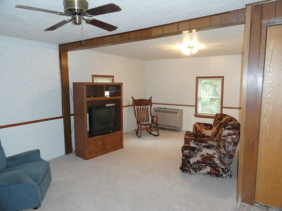 3rd image of 624 Lindsay St
