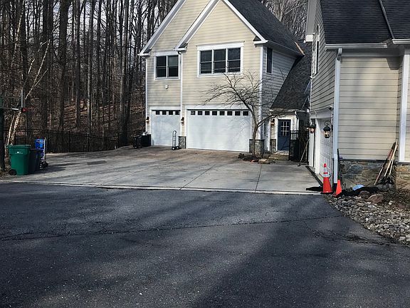 Detached 4-level garage