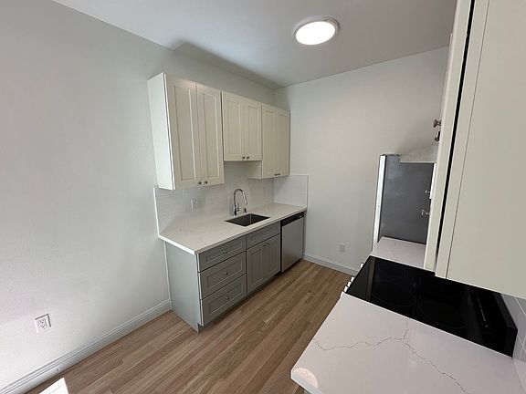4th image of 3720 Fillmore St #204