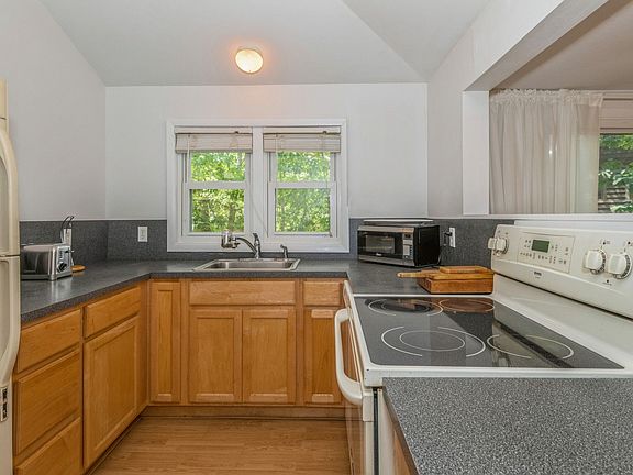 2nd image of 26 Carver St