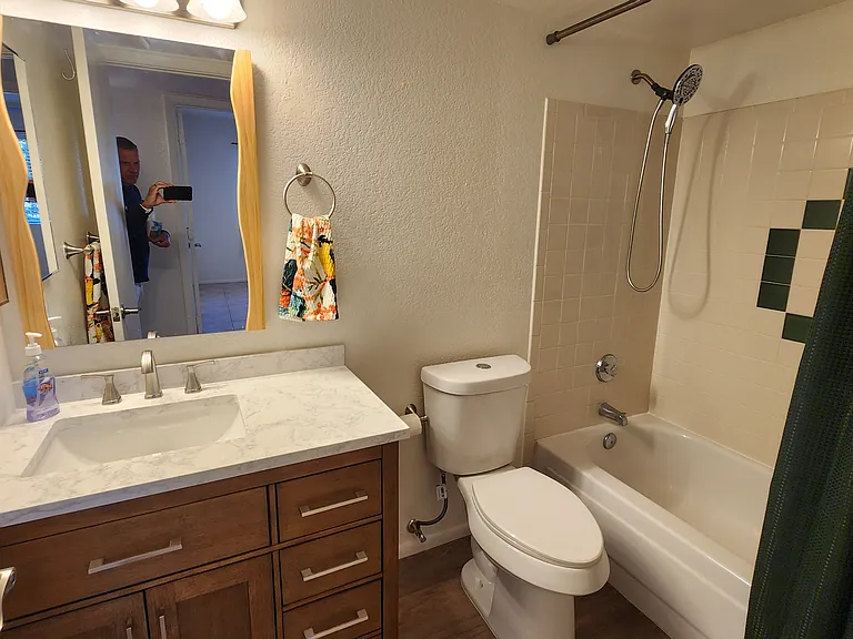 1631 E Elgin St — Photo 15