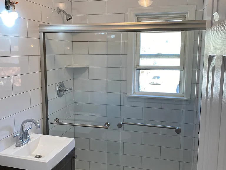 745-751 Hazard Pl #2C — Photo 3