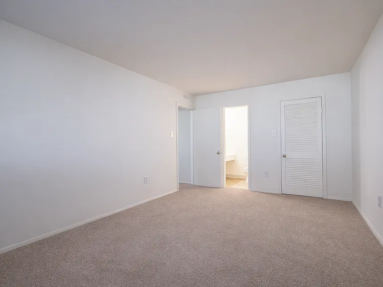 North Arch Village Apartments — Photo 39