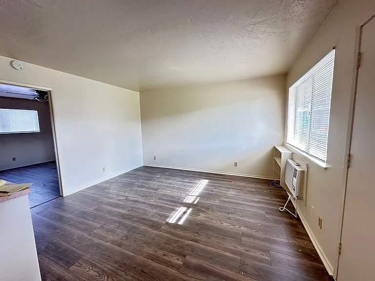 Lake Crest Apartments — Photo 14
