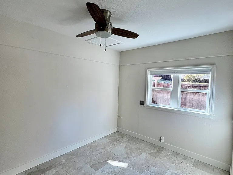 545 NE Irving Ave — Photo 4