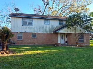 451 Southern Oaks Dr, Lake Jackson, TX 77566