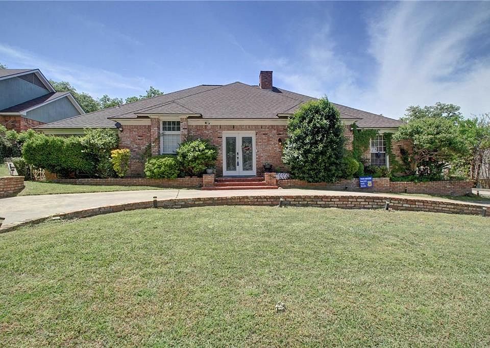 1st image of 812 Larkspur Ln