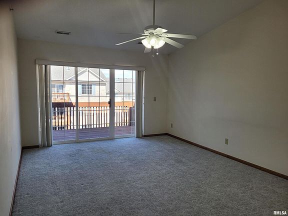 3rd image of 3056 Holiday Ct #9