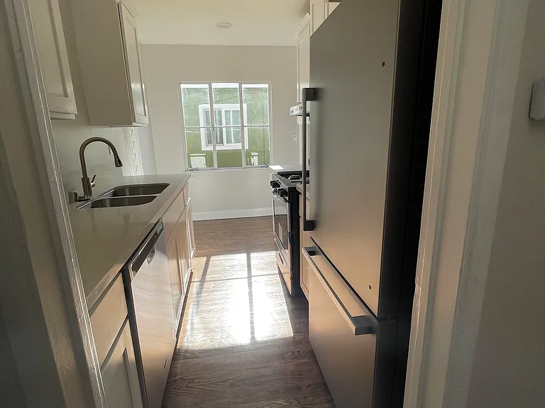 324 W 7th St #C — Photo 9