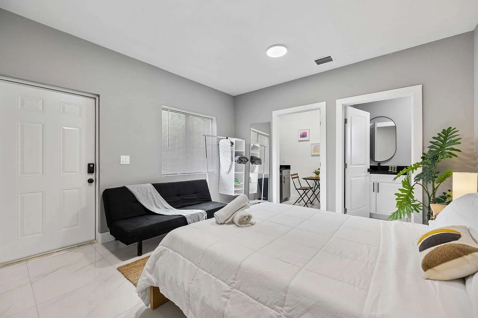 Studio, 1.0 bath, 645 sqft, $1,974 — Photo 2