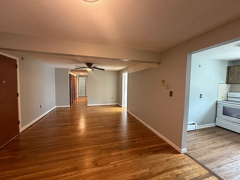 138 Store Ave #3R — Photo 2
