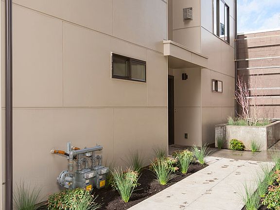2nd image of 8913A Roosevelt Way NE