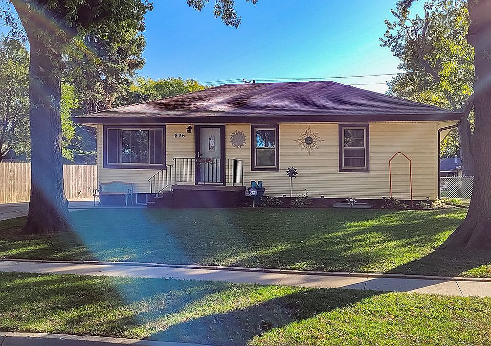 2nd image of 826 El Avado Ave