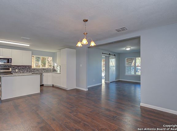 4th image of 502 Bexar Dr