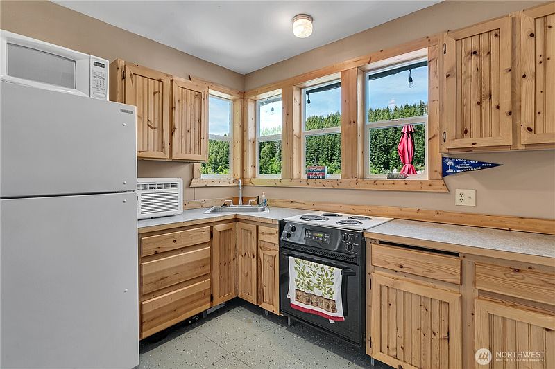 3rd image of 39420 Ski Park Road E