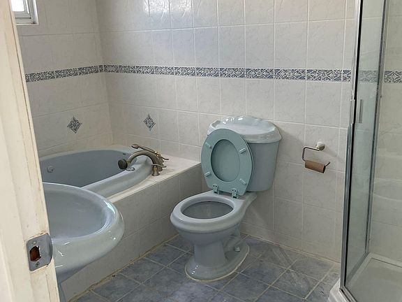 5th image of 465 Coakley St