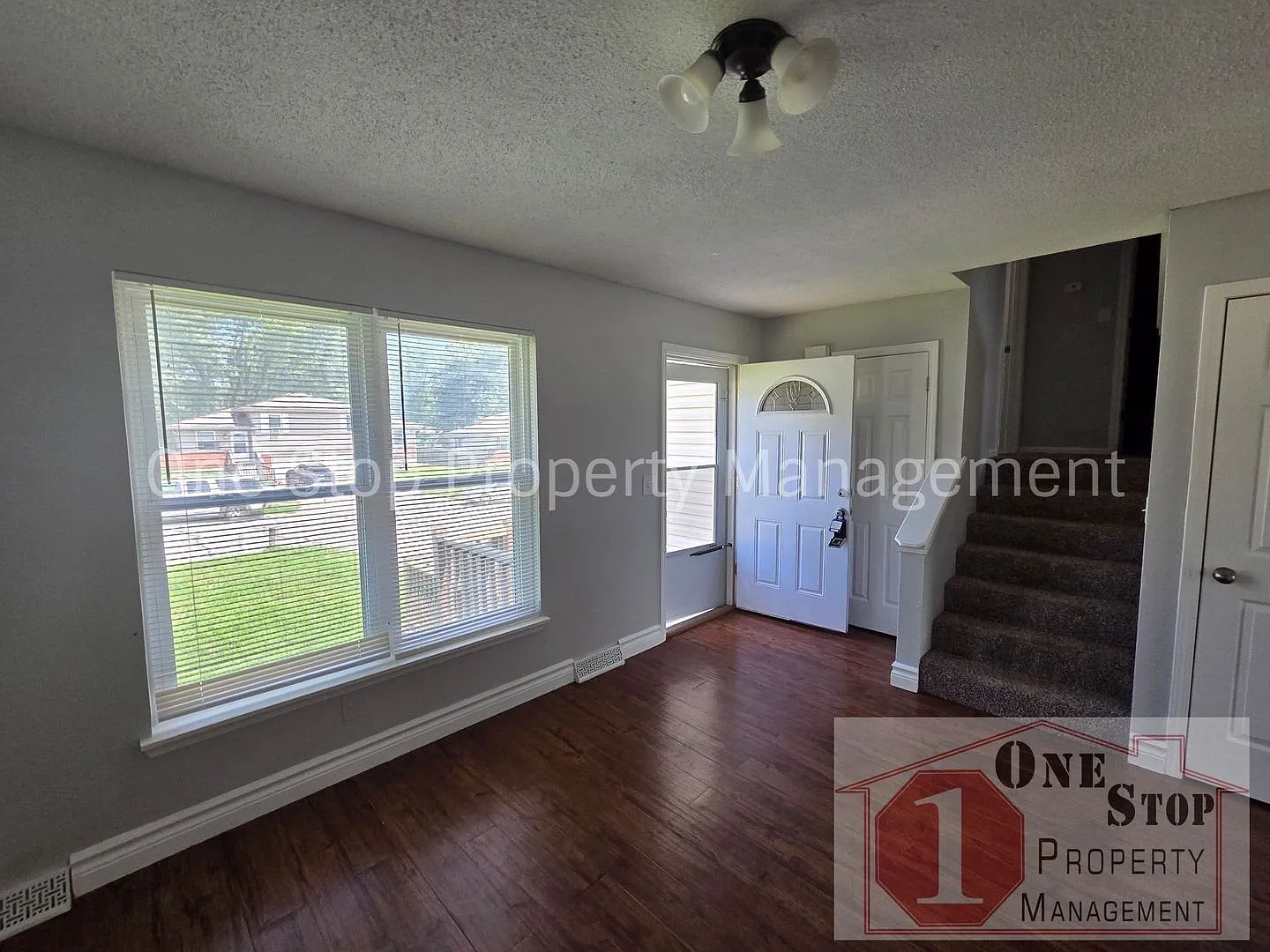 Spacious 3 Bedroom, 1 Bathroom Duplex for Rent — Photo 2