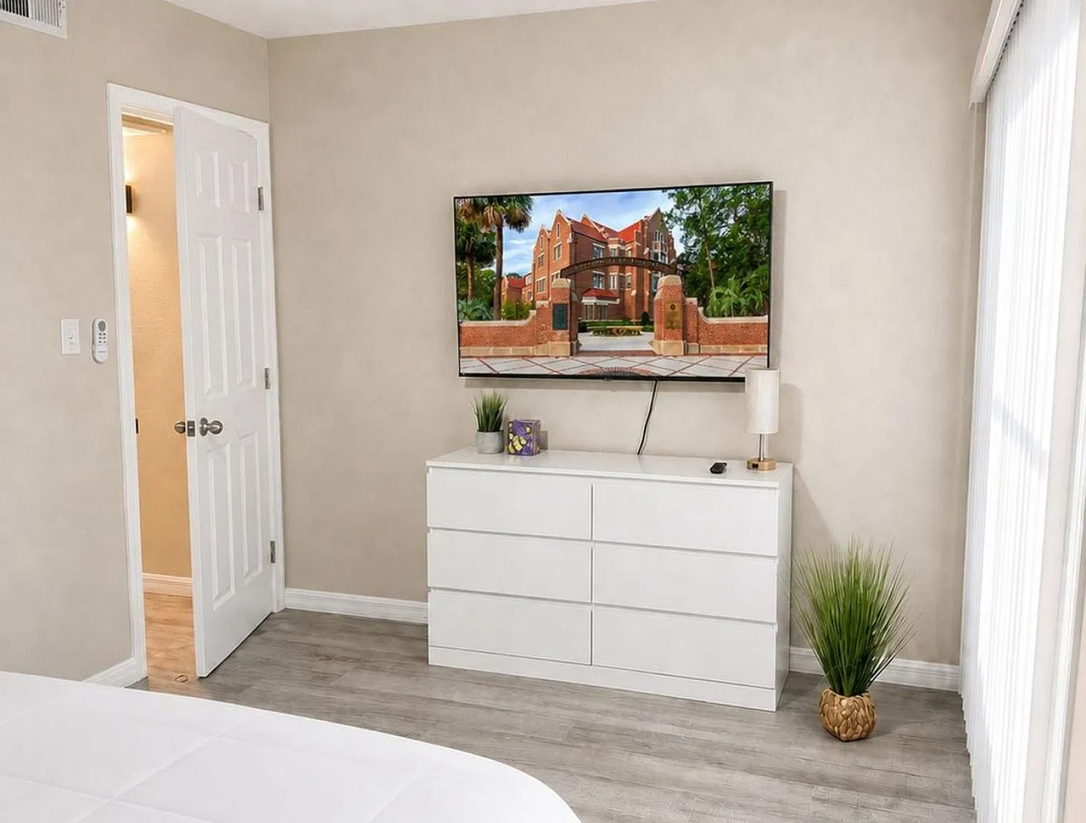 2 bed, 1.0 bath, 861 sqft, $3,387 — Photo 3