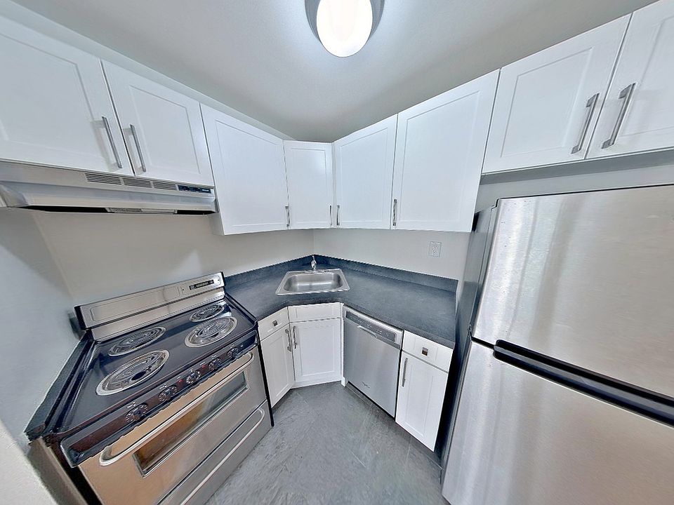 2nd image of 321 E 9th St #M3