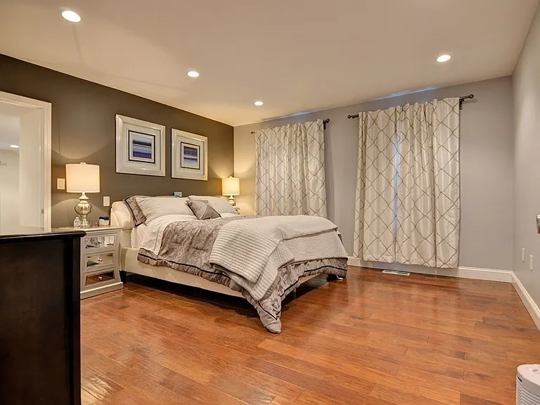 2 Lexington St — Photo 10