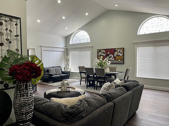 4th image of 715 Barrington Cir