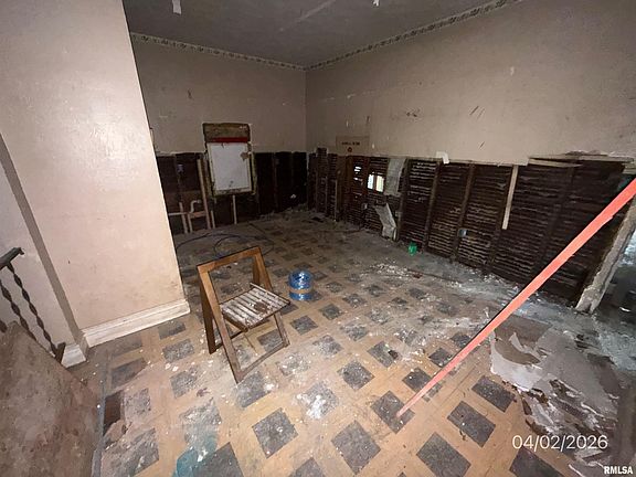 4th image of 932 W Edwards St