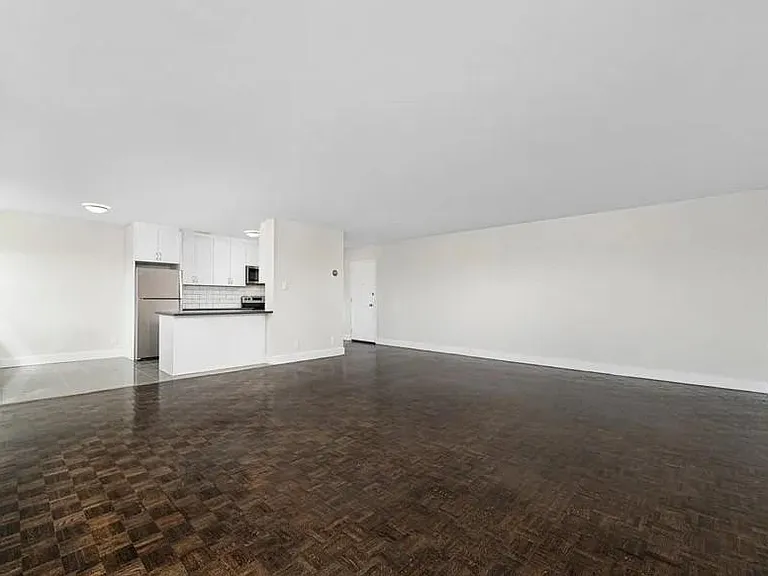 300 Mary St N #104 — Photo 3