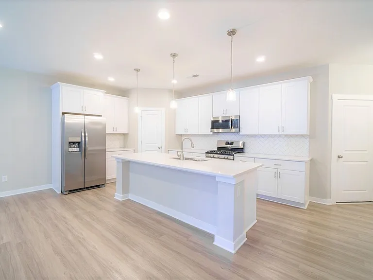 808 Lew St — Photo 11
