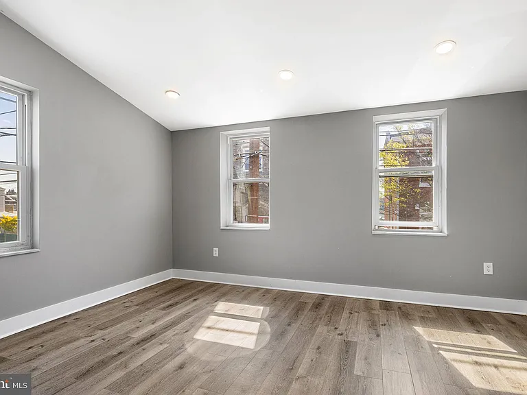 4626 E Thompson St — Photo 22