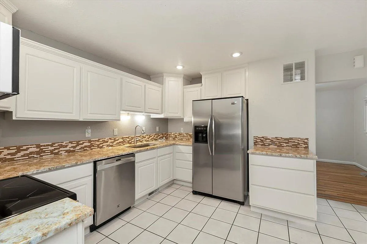 3 bed, 1800 sqft, $2,395 — Photo 4