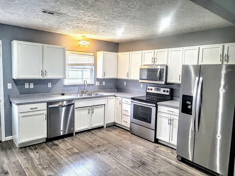1128 Leonard Ave — Photo 9