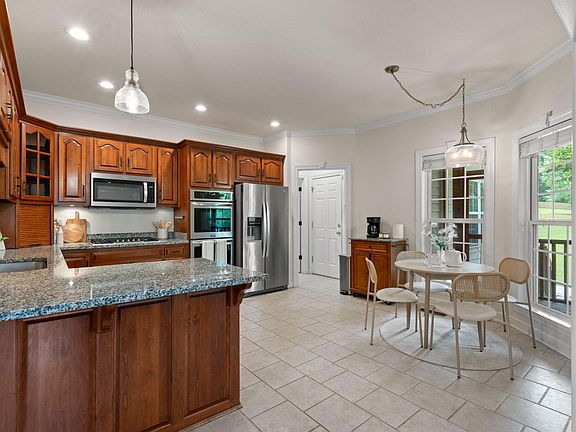 5th image of 4112 Finch Ln