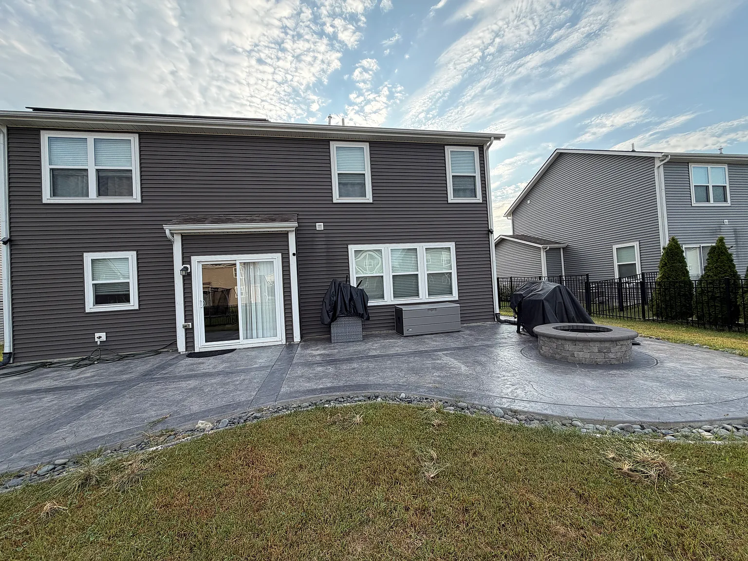 3 bed, 2.5 bath, 2402 sqft, $2,650 — Photo 2