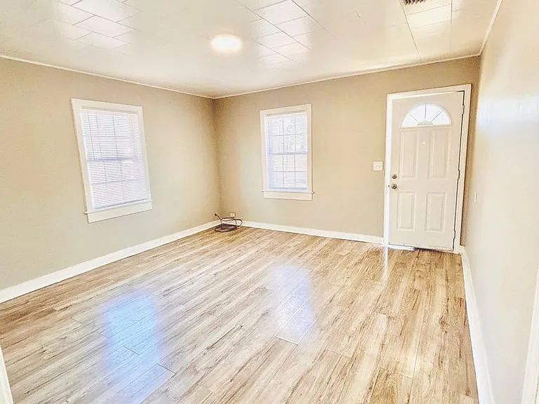 257 N Pine Ave — Photo 1