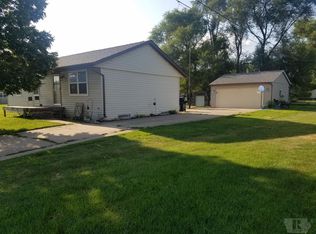 1007 E 5th St, Tama, IA 52339