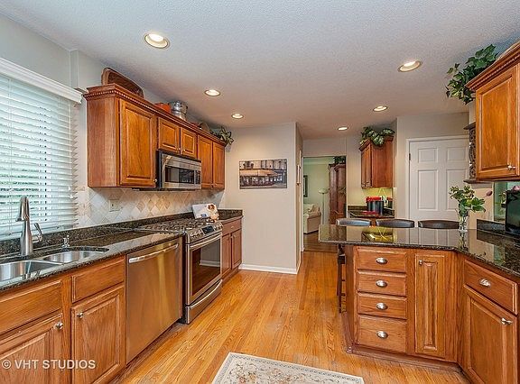 5th image of 1879 Winnetka Ave
