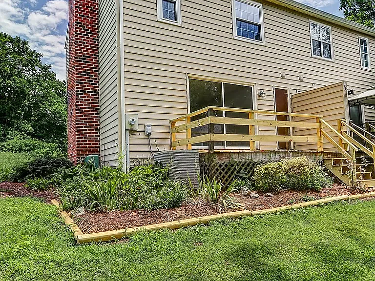 1421 Ashbourne Dr — Photo 3