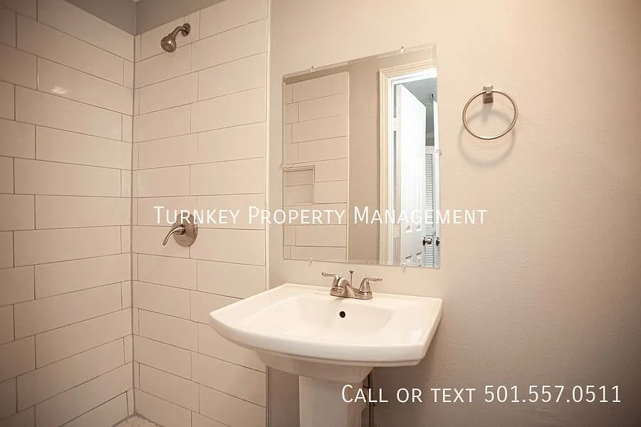 9101 N Rodney Unit 9 — Photo 4