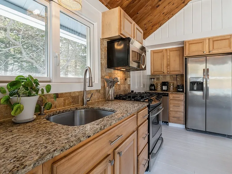 54 Hampton Ln — Photo 8