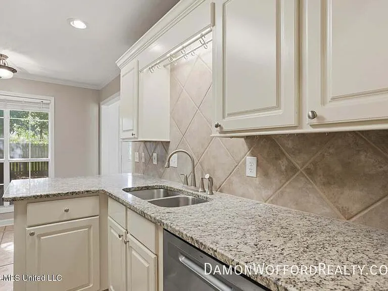139 Hunters Row — Photo 9
