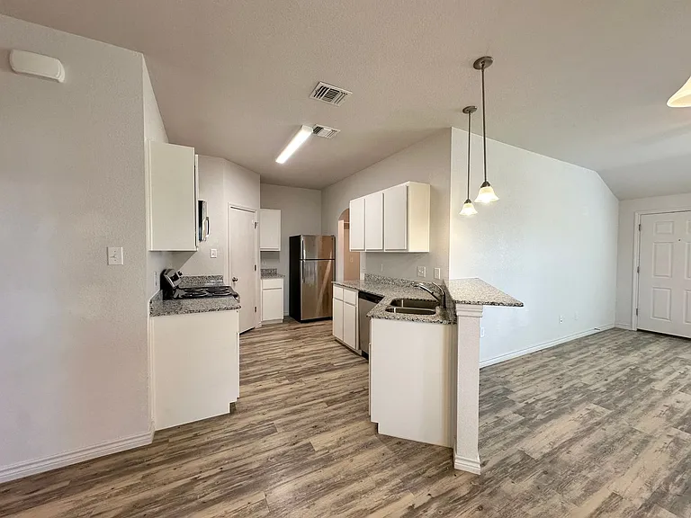 1825 Clovis Dr — Photo 6