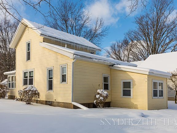 4th image of 216 Pleasant Ave