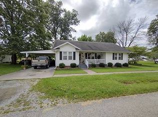 302 Mulberry St, Cisne, IL 62823